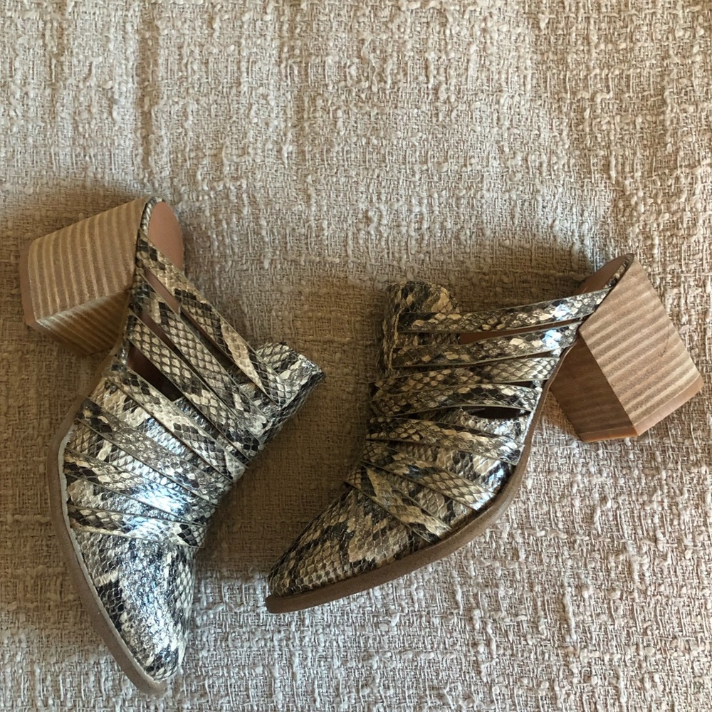 REPORT SNAKE SKIN MULE SZ 6.5
